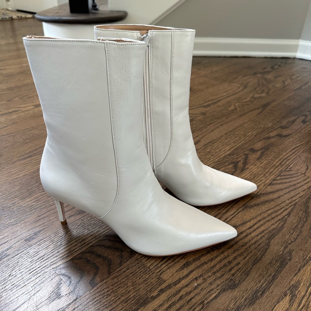 Schutz Blake bootie. Pearl SZ10
